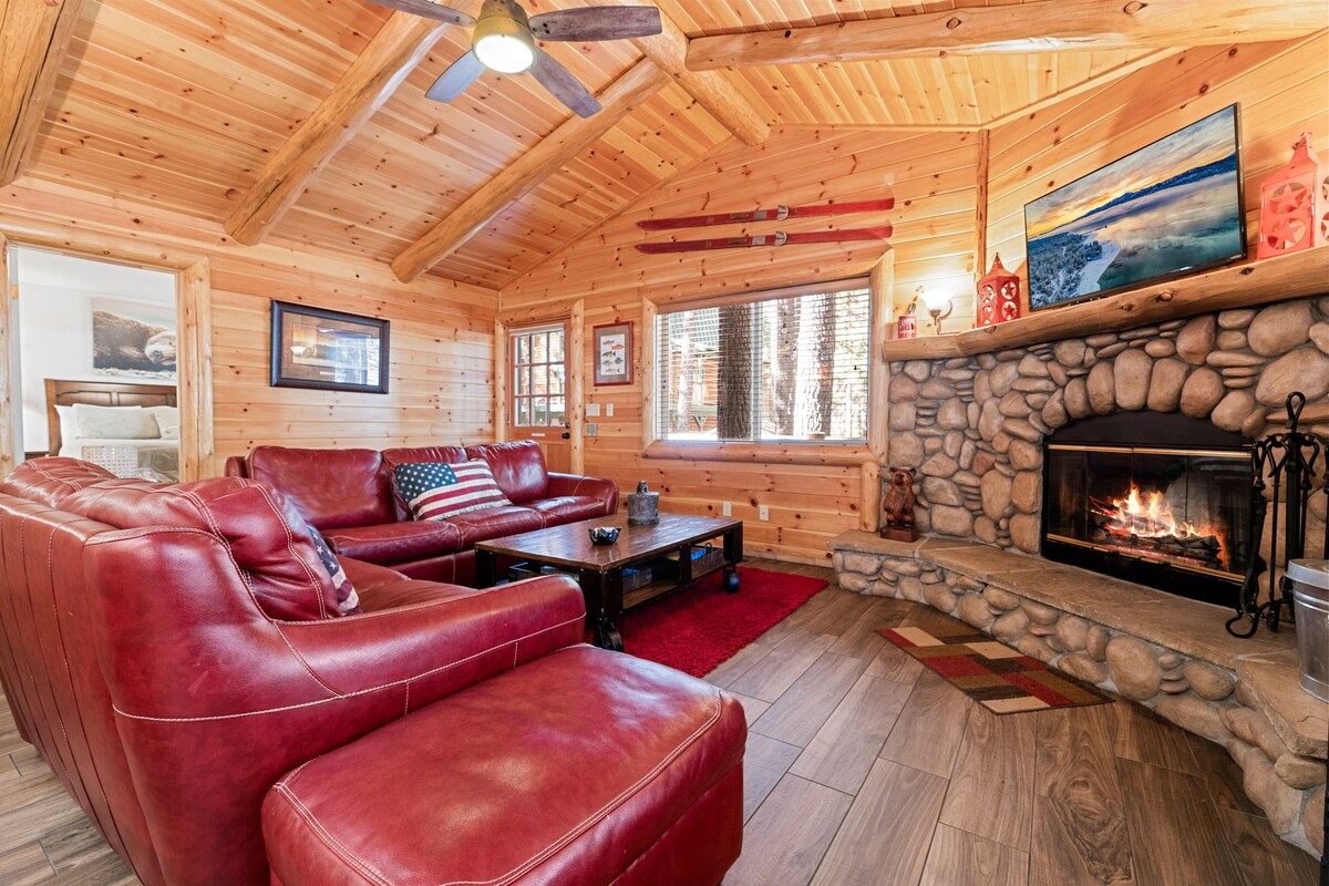 Catalina Creekside Cabin - Log Cabin, Perfect for Couples, Fenced Yard