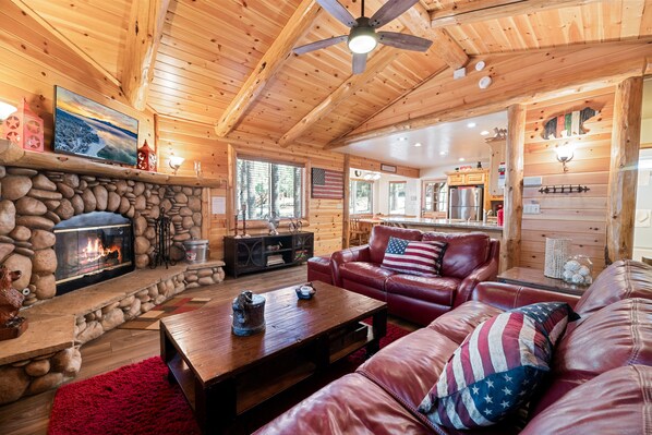 Smart TV, fireplace, DVD player - Catalina Creekside Cabin - Log Cabin, Perfect for Couples, Fenced Yard (Big Bear Lake)