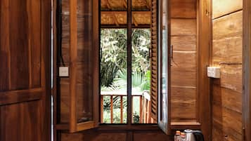 Rom – deluxe, terrasse, resort-utsikt | Skrivebord og skrivebord for bærbar PC