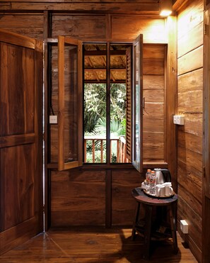 Habitació Deluxe, terrassa, vistes al complex turístic | Escriptori i espai de treball apte per a portàtils 