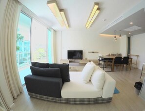 2 Bedrooms Apartment with Pool View | Area keluarga | TV layar datar