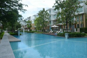 Outdoor pool, an infinity pool