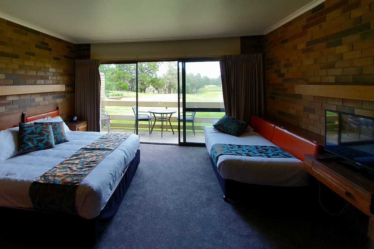Quarto triplo básico, 3 camas de solteiro (King/Split King plus 1 Single) | Ferros/tábuas de passar roupa, Wi-Fi de cortesia, roupa de cama