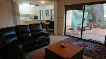 Apartment, 2 Bedrooms, Non Smoking, Golf View | Living room