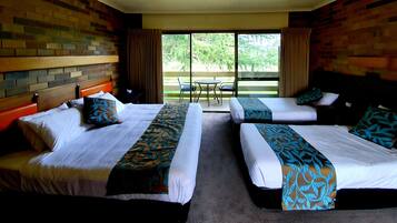 King/Split King plus 2 Singles | Living area | Flat-screen TV