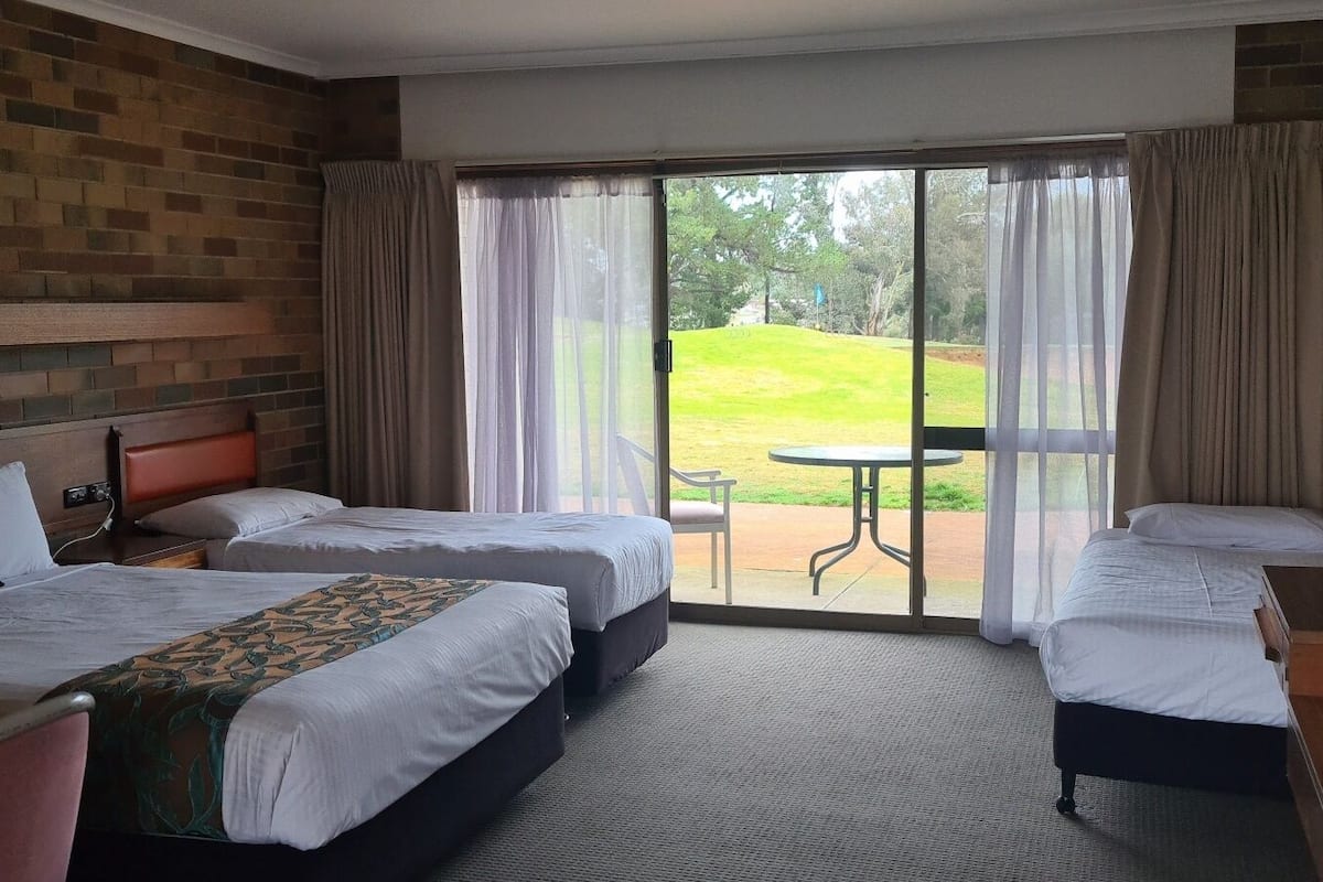 Quarto casal econômico (Economy Queen Room) | Ferros/tábuas de passar roupa, Wi-Fi de cortesia, roupa de cama