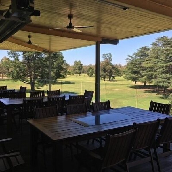 BBQ/picnic area - Shepparton Golf Club Motel (Shepparton)