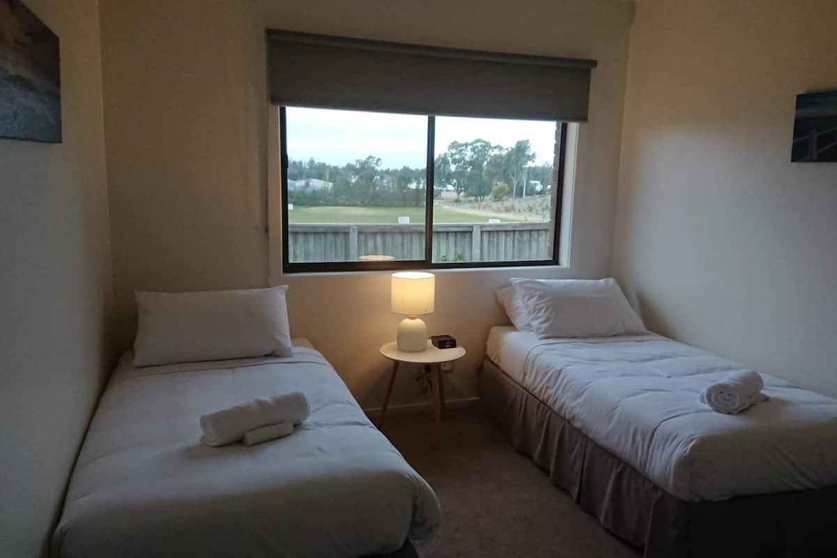 Apartamento, 2 quartos, para não fumantes, vista para o campo de golfe | Ferros/tábuas de passar roupa, Wi-Fi de cortesia, roupa de cama