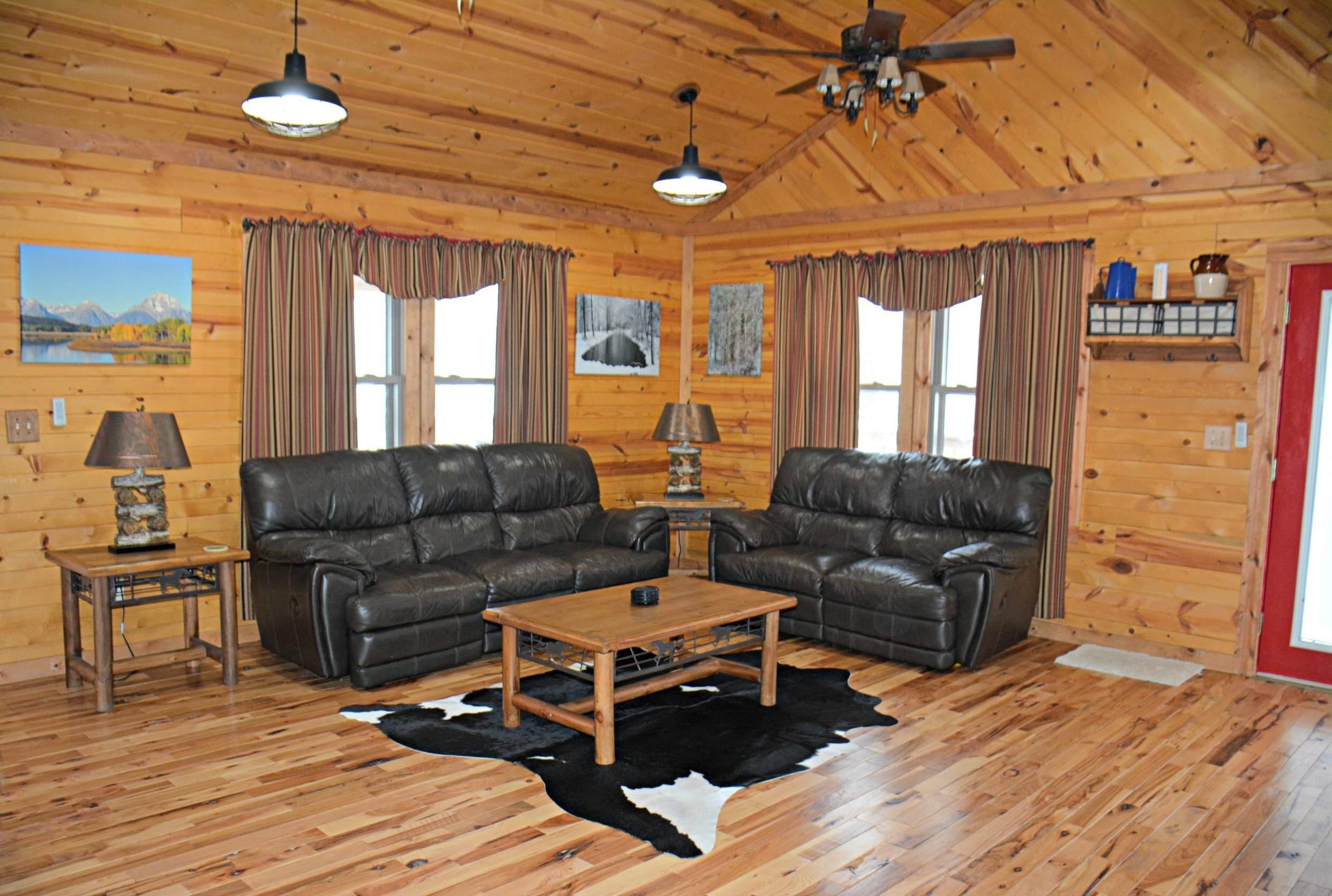 Smart-tv, pejs, dvd-afspiller, bøger