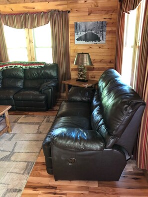 Smart TV, fireplace, DVD player, books - THE LUXURY CABIN IN THE WOODS (Catlettsburg)