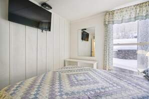Bright and Comfortable Retreat - Natural light and thoughtful amenities provide a welcoming atmosphere for a restful stay.