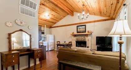 Alamo Spring- Country Cabin | Comfy Cabin