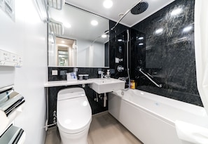 Gratis toiletartikelen, een haardroger, een bidet, handdoeken