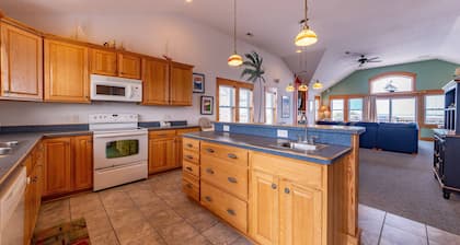 K1114 Island Time. Pool/Hot Tub, Elevator, PETS OK, Free Pool Heat Specials!