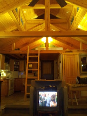 Interior - Romantic getaway for 2
Beautiful time of year !!!
2 day's open Aug
(Naples)