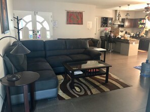 Una televisión de pantalla plana, videojuegos, un reproductor de DVD