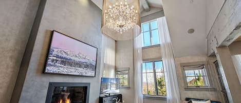 Télévision, cheminée