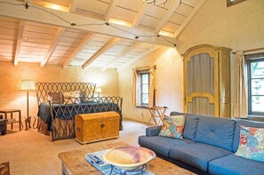 TV, fireplace - Austin St.- Kristin's Suite | Private Patio | Fireplace (Fredricksburg)