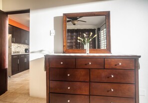 Interior - Kasa Maui - Palm Tree Apt - 1 Minute From Sandy Beach!!  (Rincon)