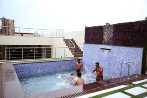 Indoor pool - Sallow Royal Suites (Amritsar)