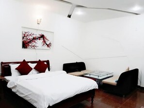 Cofres nos quartos, escrivaninha, quartos à prova de som