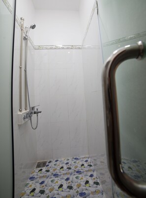 Shower, free toiletries, hair dryer, slippers - Snooze Hotel (Hue)