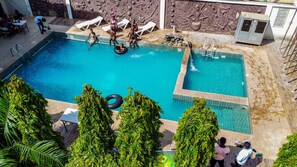 Una piscina al aire libre