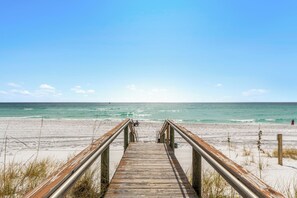Aan het strand, parasols