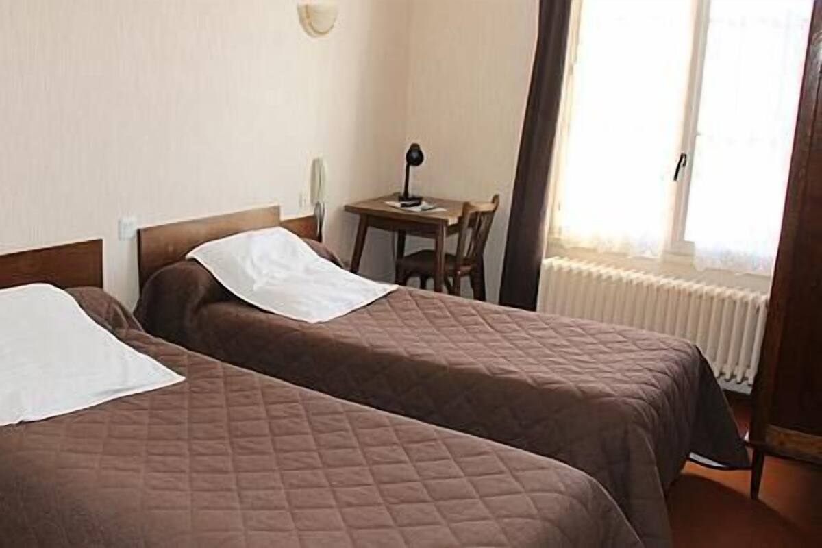 Habitación triple | Ropa de cama de alta calidad y escritorio