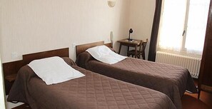 Triple Room, no shower | Premium bedding, desk, iron/ironing board, free cribs/infant beds