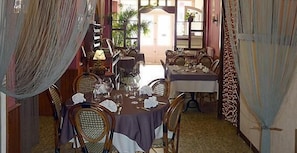 Déjeuner et dîner servis sur place, spécialités Cuisine régionale