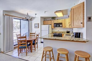 Fridge, microwave, oven, dishwasher - Relaxed Studio Seconds to Historic Main Street - Sleeps 4 (Breckenridge)