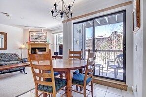 Een televisie, een dvd-speler en een stereo