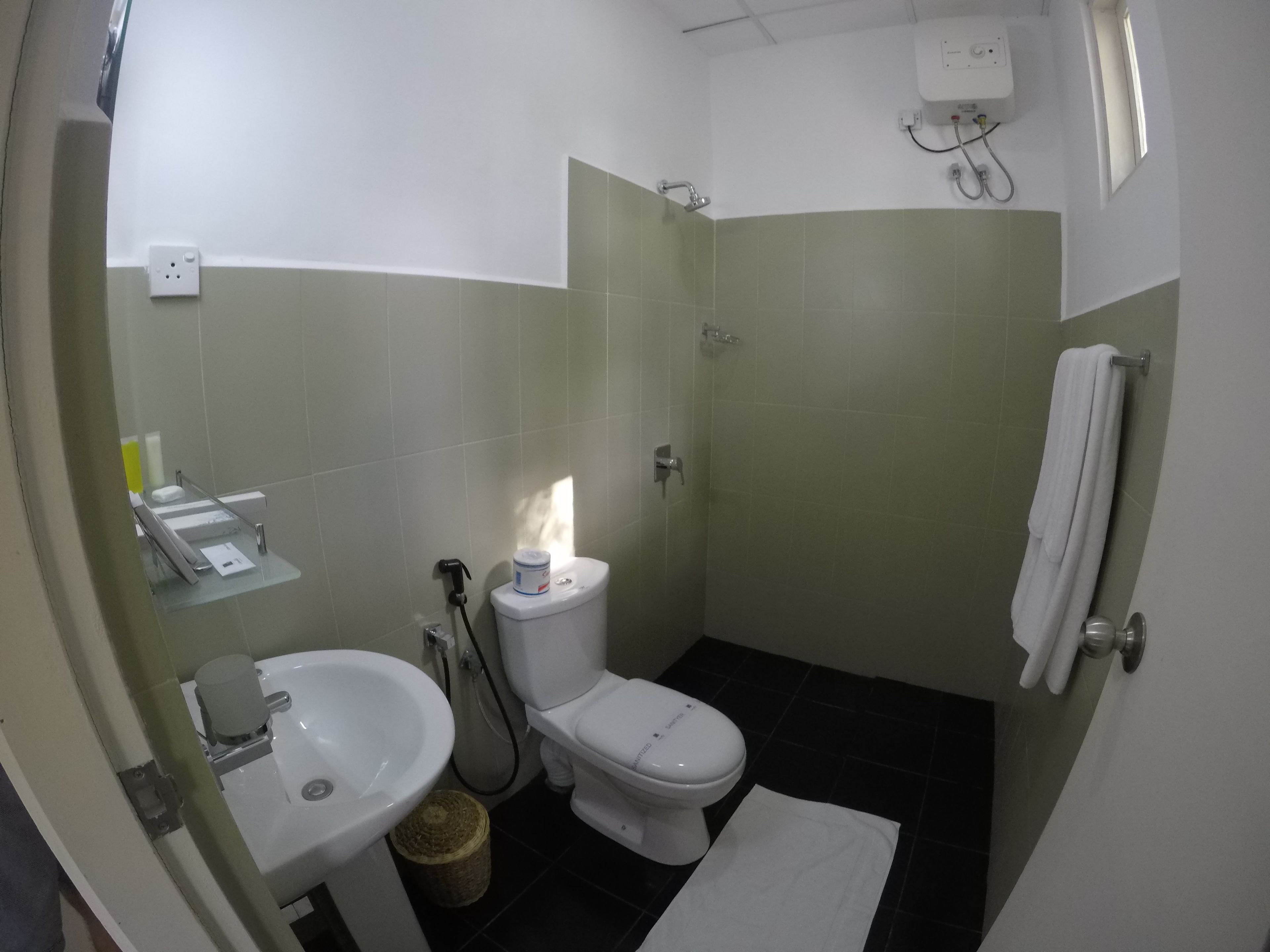Een badkamer met toilet, wastafel en douche.