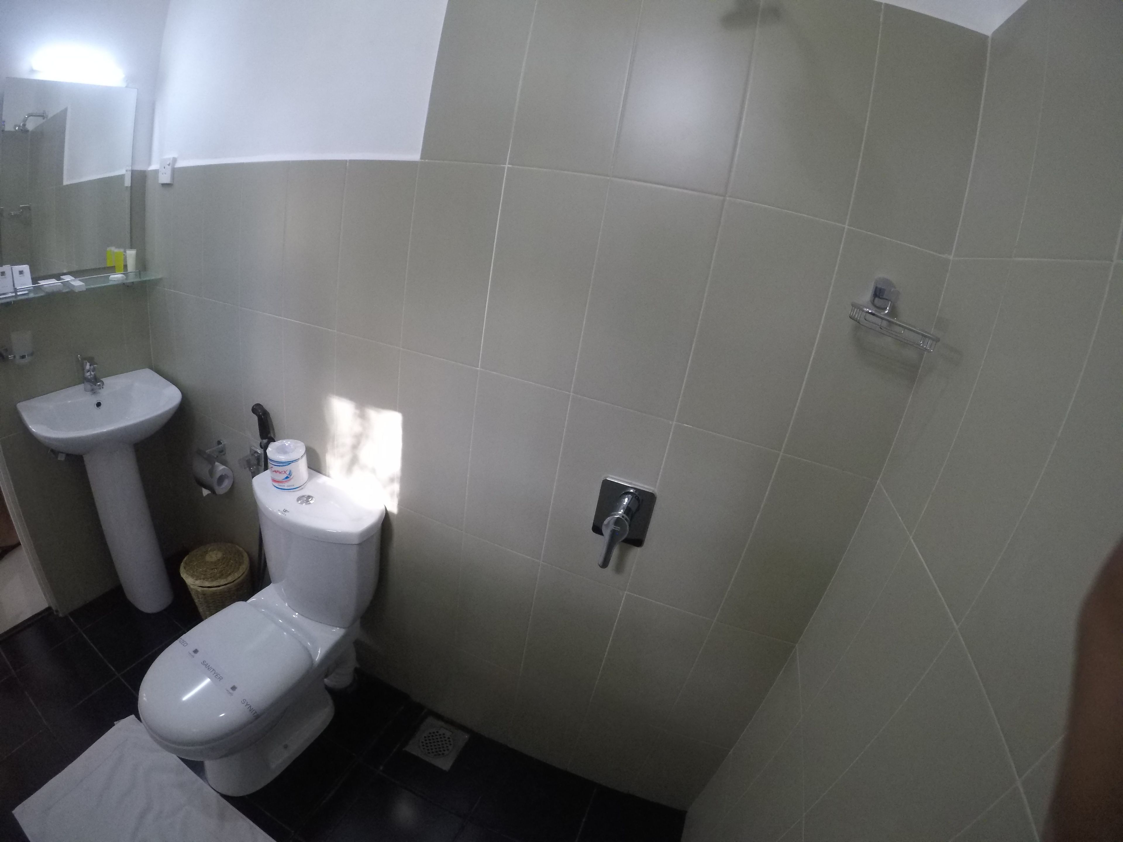 Ein Badezimmer mit Toilette, Waschbecken und Spiegel.