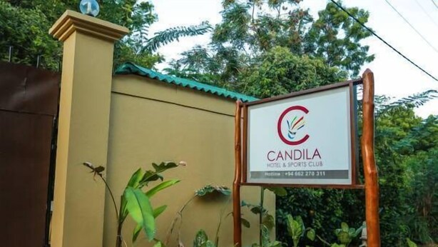 Indicador per a l'Hotel Candila & Club Esportiu amb un número de contacte.