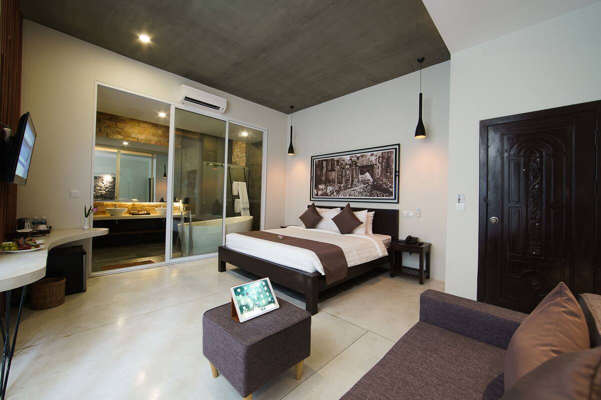 Premium bedding, minibar, in-room safe, desk