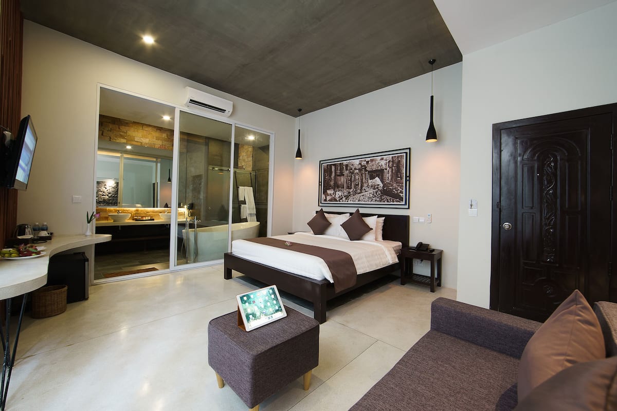 Premium bedding, minibar, in-room safe, desk