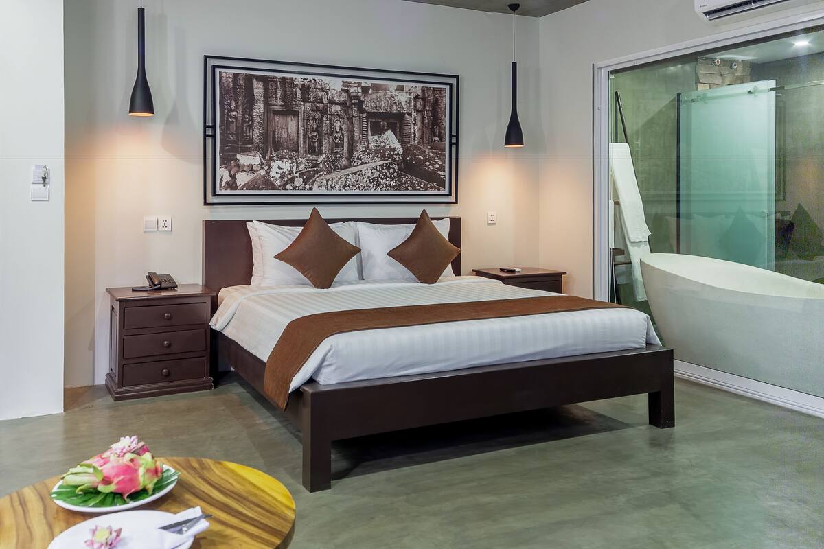 Premium bedding, minibar, in-room safe, desk