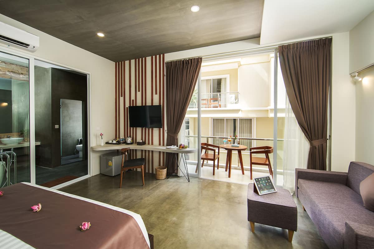 Premium bedding, minibar, in-room safe, desk