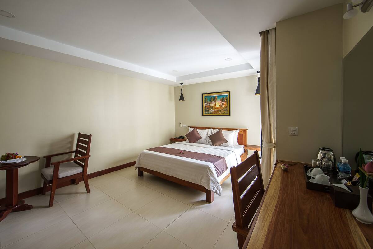 Premium bedding, minibar, in-room safe, desk