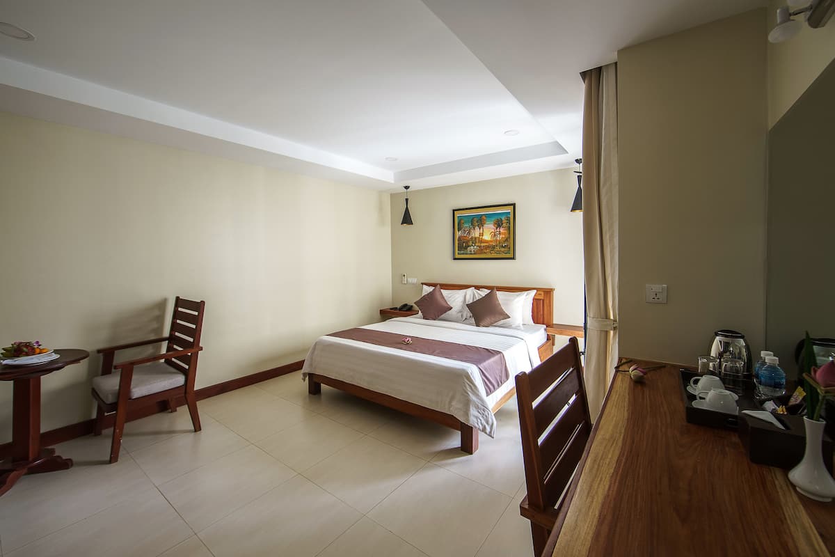 Premium bedding, minibar, in-room safe, desk