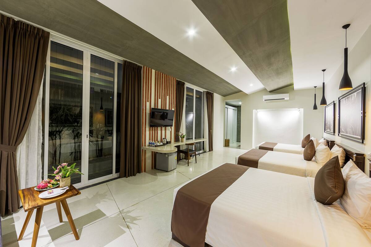Deluxe Triple Suite with Balcony | Premium bedding, minibar, in-room safe, desk