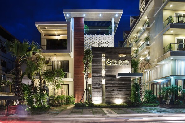 Fachada de la propiedad por la tarde o noche