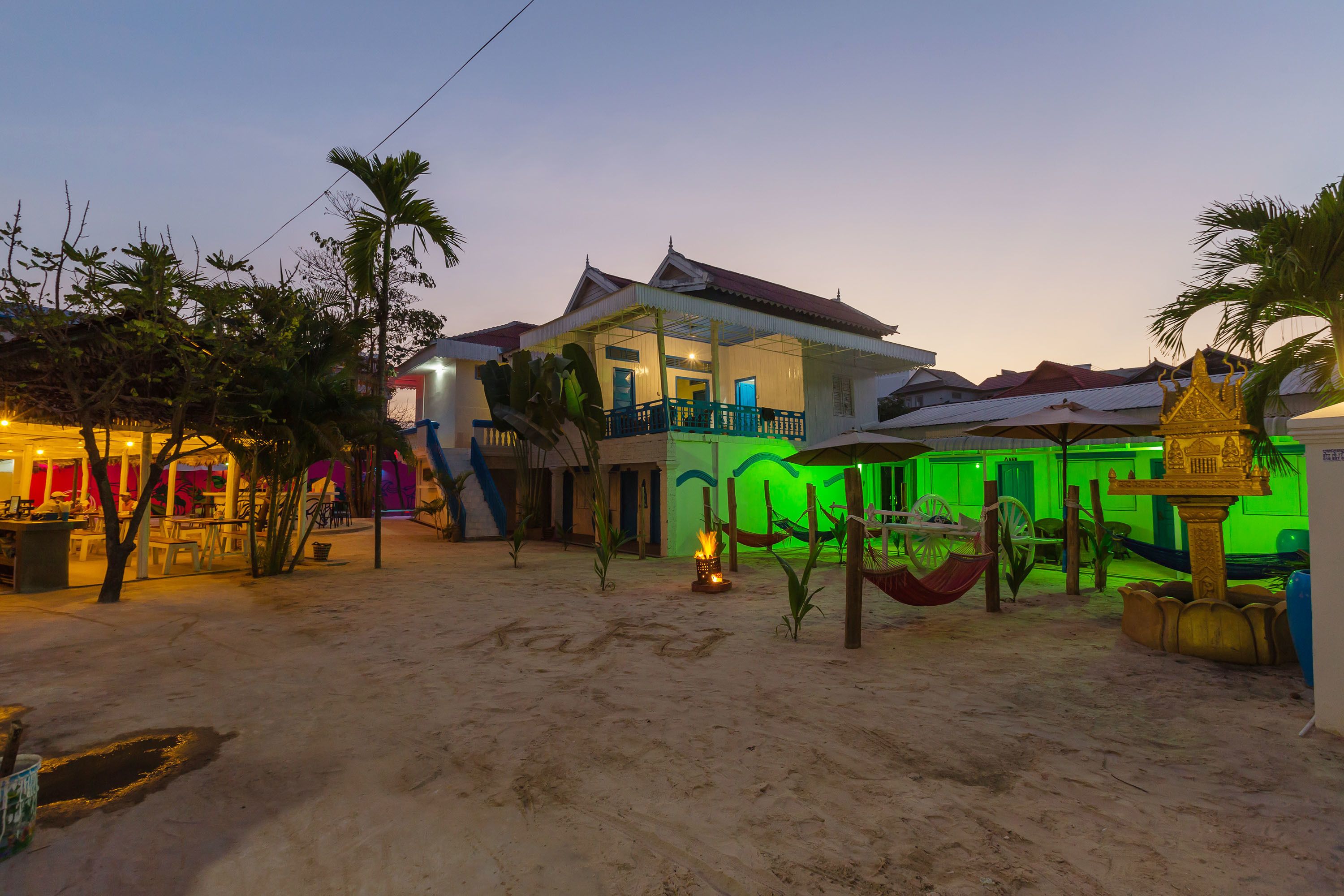 Fachada da propriedade à noite