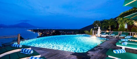 Piscine extérieure, chaises longues