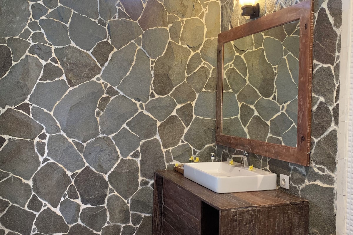 deluxe double room | bathroom | shower, free toiletries, towels, soap