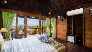 Minibar, coffres-forts dans les chambres, bureau