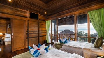 Habitación de cabaña de madera con dos camas, televisor y ventanas grandes con cortinas.