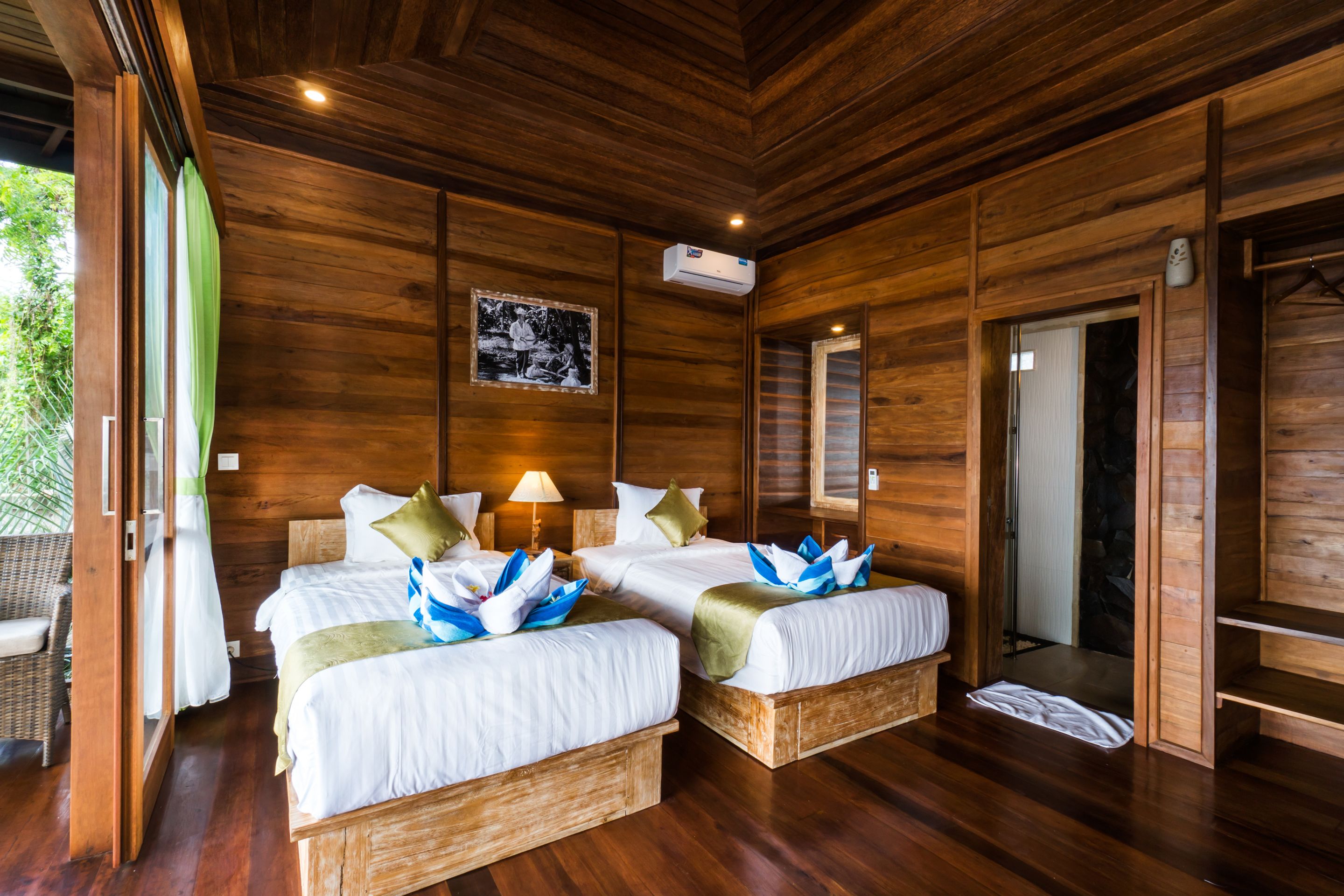 minibar, in-room safe, desk, laptop workspace